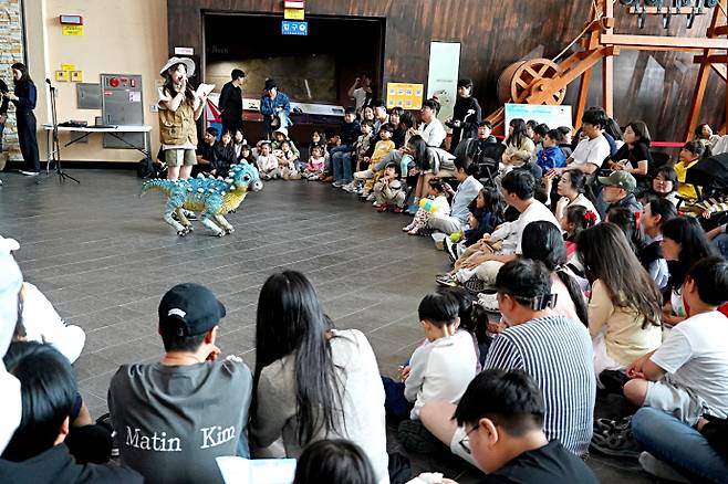 해남공룡대축제가 지난 5일 막을내리며 전국에서 손꼽히는 어린이날 대표 행사로 위상을 굳혔다. 사진은 공룡대축제 동작로봇 공룡 공연 모습./해남군 제공