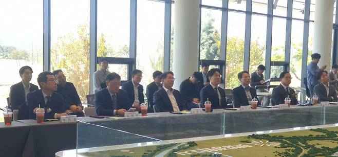 전남도에 따르면 6일 조용범 기획예산처 예산실장이 해남 솔라시도와 영암 HD현대삼호를 찾아 재생에너지 기반 AI 산업 현장과 조선업 AX 전환 현장을 점검하고, 지역 현안과 기업 애로를 들었다./전라남도 제공