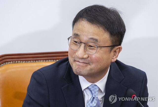 더불어민주당 원내대표 선거에 단독 입후보한 한병도 의원이 6일 국회에서 열린 제3기 원내대표 선출 의원총회에 참석해 정견발표하고 있다. /연합뉴스