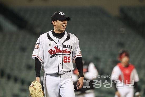 ▲ 1.2이닝을 무실점으로 막으며 KBO 최고령 승리투수가 된 고효준. 울산웨일즈 제공