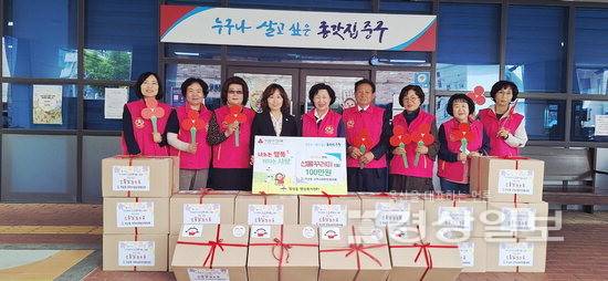 ▲ 울산 중구 학성동 지역사회보장협의체는 지난 4일 학성동 행정복지센터에 100만원 상당 선물꾸러미를 전달했다. 중구청 제공