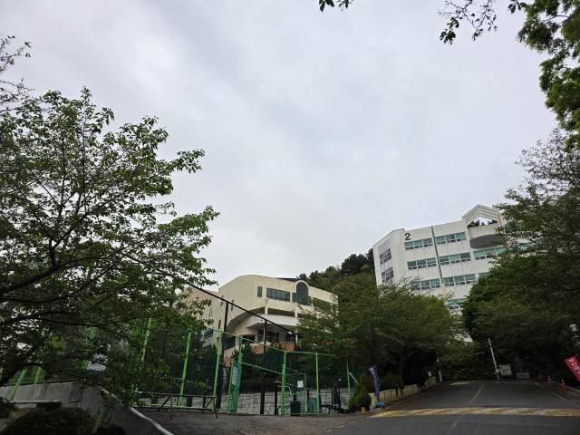폐교 신청을 앞두고 재학생 편입학 학교를 결정하지 못해 학생 반발이 이어진 남구 부산예술대학교 실용음악과 학생들이 부산보건대로 편입학할 가능성이 커졌다. 사진은 부산예술대 일대 모습. 김재량 기자 ryang@