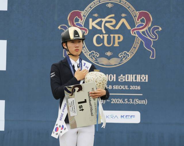 2026 KRA컵 아시아 주니어 승마대회 장애물 종목서 우승을 차지한 우진혁이 기념촬영을 하고 있다./우진혁 부모/