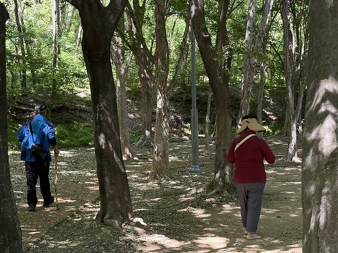 지난 5일 오후 대구 서구 중리동 상리공원 둘레길에서 시민들이 산책을 하고 있다. 구경모기자