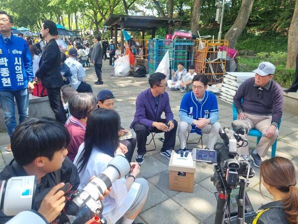 박동희 대표기자와 정원호 서울시장 후보, 김인식 전 감독(사진=더게이트 DB)