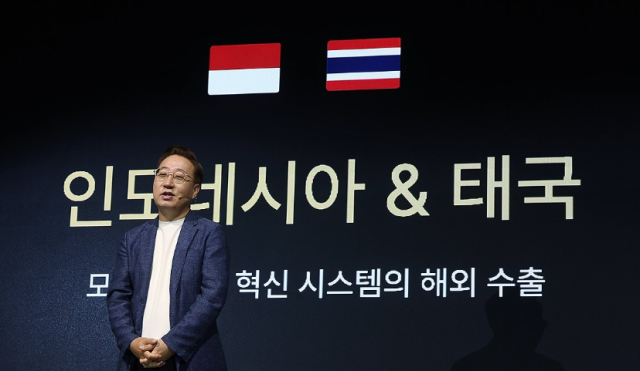 윤호영 카카오뱅크 대표이사가 지난 8일 서울 영등포구 페어몬트 앰배서더 서울 호텔에서 열린 기자간담회에서 AI 전략과 글로벌 확장 전략을 발표하고 있다. [사진=연합뉴스]&nbsp;