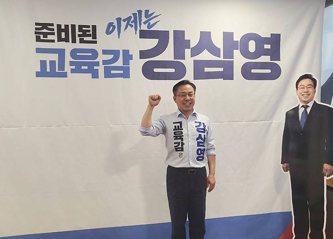 강삼영 강원특별자치도교육감 예비후보가 MTN과 인터뷰를 마치고 기념촬영을 하고 있다. /사진=박시은 기자