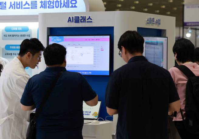 지난해 8월 오전 서울 강남구 코엑스에서 열린 ‘2025 에듀플러스위크 미래교육박람회’에서 AI 클래스와 스마트 수업이 소개되고 있다. 2025.08.13.(뉴시스)