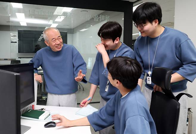 황철주 주성엔지니어링 회장이 경기 용인에 위치한 R&D 센터에서 이투데이와 인터뷰에 앞서 직원들과 대화하고 있다. 고이란 기자 photoeran@(이투데이DB)