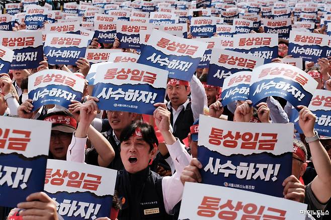 ▲ 전국자동차노련 서울시버스노조 조합원들이 지난해 5월26일 서울 송파구 서울시교통회관 앞에서 연 총파업 투쟁 승리 쟁취 버스 노동자 결의대회. 통상임금 사수 등 구호를 외치고 있다. <자료사진 정기훈 기자>