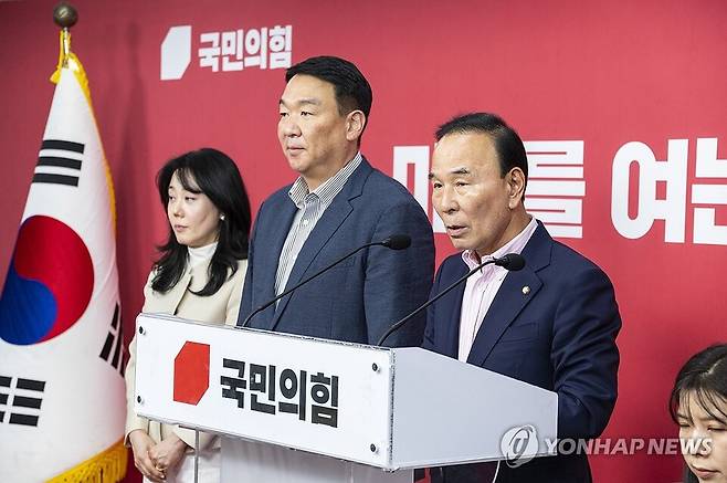 국민의힘 박덕흠 중앙당 공천관리위원장과 공관위원들이 1일 서울 여의도 국민의힘 중앙당사에서 이날 심사한 6·3 재보선 지역구 후보 공천 결과를 발표하고 있다. /연합뉴스