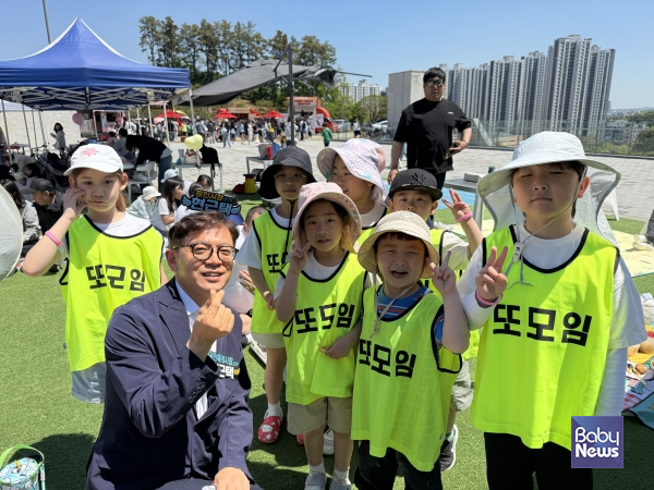 더불어민주당 현근택 용인특례시장 예비후보가 5일 처인구 용인제일교회에서 열린 어린이날 행사에 참석해 아이들과 사진을 찍고 있다. ⓒ현근택의 근사한 캠프