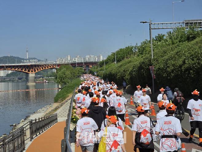 5일 오전 서울 광진구 뚝섬한강공원 일대에서 열린 '포켓몬 런 2026 인 서울'에서 잉어킹 모자를 쓴 참가자들이 한강변을 따라 뛰고 있다(사진-윤정훈 기자)