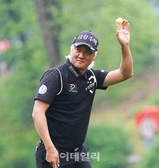 GS칼텍스 매경오픈 4라운드 경기 도중 버디를 잡은 허인회가 손을 들어 팬들에게 인사하고 있다. (사진=이데일리 골프in 김상민 기자)
