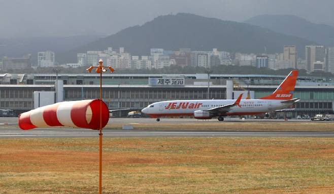 제주국제공항 활주로에 강한 바람이 불고 있다. (사진=뉴스1)