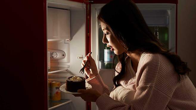 비만 치료제를 복용 중이라면, 야식을 먹는 습관은 다이어트 효과를 떨어뜨릴 수 있다｜출처: 클립아트코리아