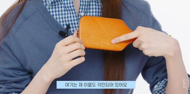 넓은 면적의 납작한 구조를 가진 패들 브러쉬는 긴머리 케어에 유리하다. 사진=엘르코리아 유튜브 영상 캡처