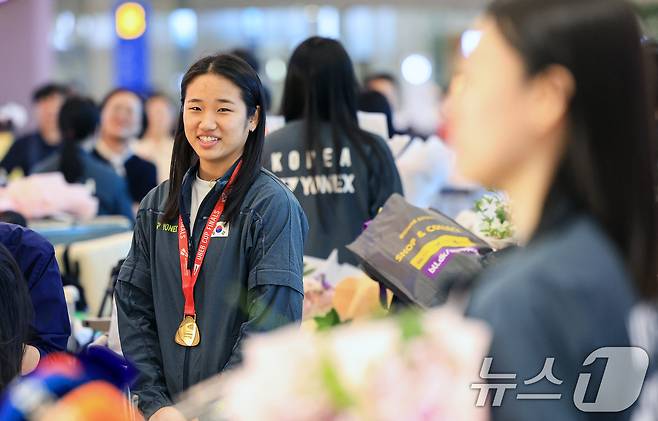 2026년 세계여자단체배드민턴선수권대회(우버컵) 대표팀 안세영이 5일 인천공항 제2여객터미널을 통해 귀국해 이소희의 인터뷰를 바라보고 있다. 2026.5.5 ⓒ 뉴스1 이호윤 기자