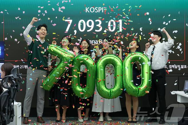 코스피가 7000을 돌파한 6일 서울 중구 하나은행 본점 딜링룸에서 직원들이 축하 세리모니를 하고 있다. 2026.5.6 ⓒ 뉴스1 이종수 인턴기자