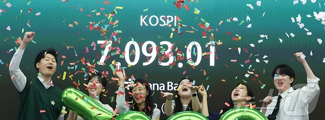 코스피가 7000을 돌파한 6일 서울 중구 하나은행 본점 딜링룸에서 직원들이 축하 세리모니를 하고 있다. 2026.5.6 ⓒ 뉴스1 이종수 인턴기자