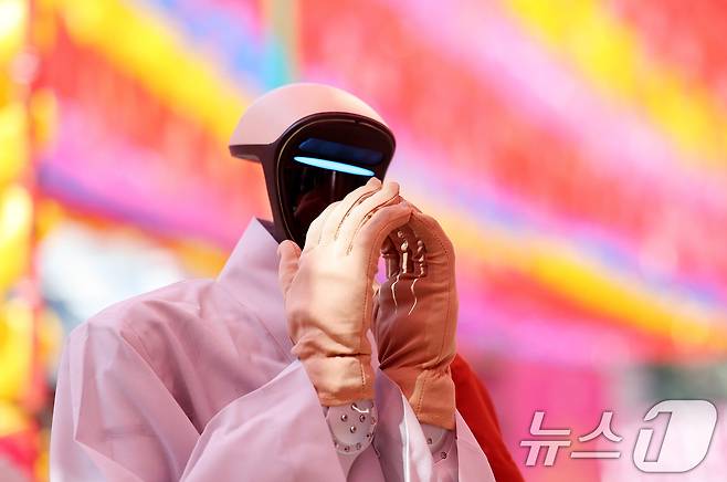 6일 서울 종로구 조계사 대웅전 앞마당에서 열린 ‘2026 부처님오신날 기념 로봇 수계식’에서 법명 ‘가비’를 받은 휴머노이드 로봇이 합장을 하고 있다. 대한불교조계종은 이날 국내 최초로 휴머노이드 로봇이 불교 의식을 통해 계율을 받는 로봇 수계식을 진행했다. 2026.5.6 ⓒ 뉴스1 박지혜 기자