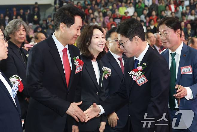 정원오 더불어민주당 서울시장 후보와 오세훈 국민의힘 서울시장 후보가 6일 서울 중구 장충체육관에서 열린 대한노인회 서울시연합회 제54회 어버이날 기념행사에 나란히 참석해 악수를 나누고 있다. 2026.5.6 ⓒ 뉴스1 오대일 기자