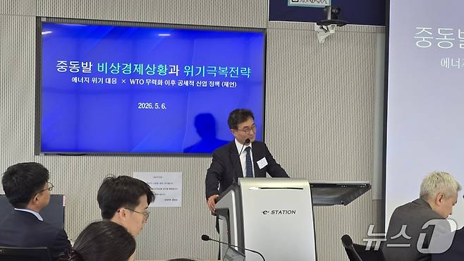 박원주 동국대 석좌교수는 6일 서울대 관악캠퍼스에서 열린 국가미래전략원 좌담회에 참석해 중동사태발 경제 위기 시나리오를 공유했다./News1 ⓒ 뉴스1 윤주영 기자