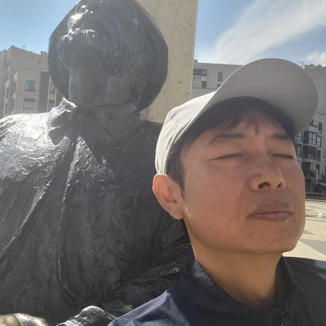 산티아고 순례길에서 잠시 명상에 잠긴 모습 (작가 본인 제공)
