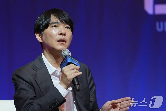 이세돌 UNIST 특임교수가 6일 GRIT인재융합학부 오픈스테이지 토크콘서트에서 알파고 대국의 의미와 AI 기술이 바둑계에 미친 변화에 대해 이야기하고 있다.(UNIST 제공. 재판매 및 DB금지)/뉴스1