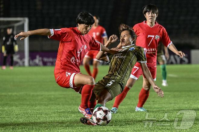 2025년 11월 15일 미얀마 양곤 투운나 스타디움에서 열린 AFC 여자 챔피언스리그 북한 내고향여자축구단과 미얀마 ISPE와의 경기에서 내고향여자축구단 리명금이 드리블을 하고 있다. ⓒ AFP=뉴스1