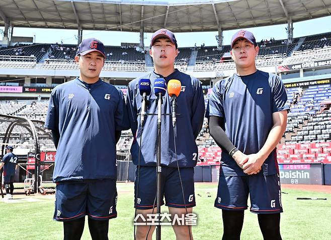 롯데 김세민(왼쪽)과 고승민(가운데), 나승엽이 5일 수원 KT위즈파크에서 열리는 KT와의 경기에 앞서 취재진과 인터뷰를 하고 있다. 세 선수는 올해 초 대만 스프링캠프 중 도박장 출입으로 출전정지 징계를 받았다 해제돼 1군 엔트리에 복귀했다. 2026. 5. 5. 수원 | 박진업 기자 upandup@sportsseoul.com