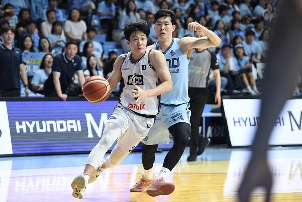 공을 잡고 돌진하는 부산 KCC 허웅. /사진=KBL