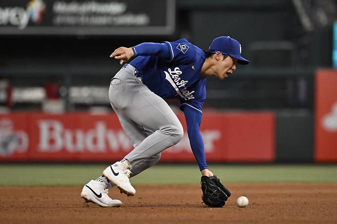 May 2, 2026; St. Louis, Missouri, USA; Los Angeles Dodgers shortstop Hyeseong Kim (6) fields a ground ball hit by the St. Louis Cardinals in the sixth inning at Busch Stadium. Mandatory Credit: Joe Puetz-Imagn Images







<저작권자(c) 연합뉴스, 무단 전재-재배포, AI 학습 및 활용 금지>