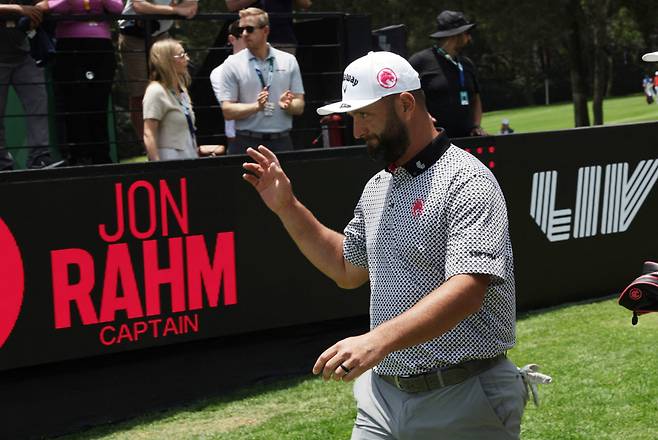 Golf - LIV Golf Mexico - Club de Golf Chapultepec, Mexico City, Mexico - April 17, 2026 Legion XIII's Jon Rahm waves at fans during the second round REUTERS/Henry Romero







<저작권자(c) 연합뉴스, 무단 전재-재배포, AI 학습 및 활용 금지>