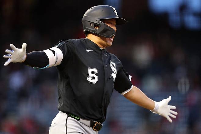 ANAHEIM, CALIFORNIA - MAY 04: Munetaka Murakami #5 of the Chicago White Sox reacts after hitting a two-run home run against the Los Angeles Angels during the fourth inning at Angel Stadium of Anaheim on May 04, 2026 in Anaheim, California.   Luke Hales/Getty Images/AFP (Photo by Luke Hales / GETTY IMAGES NORTH AMERICA / Getty Images via AFP)







<저작권자(c) 연합뉴스, 무단 전재-재배포, AI 학습 및 활용 금지>