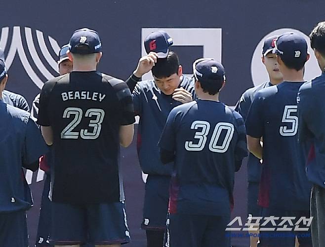 5일 수원 KT위즈파크에서 열린 롯데-KT전을 앞두고 롯데 고승민, 나승엽, 김세민이 1군에 복귀했다. 나승엽과 고승민이 동료들에게 인사하고 있다. 수원=정재근 기자 cjg@sportschosun.com/2026.5.5/