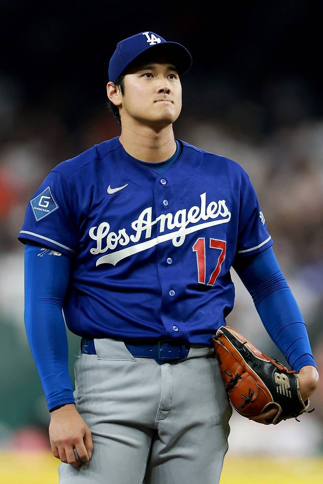HOUSTON, TEXAS - MAY 05: Shohei Ohtani #17 of the Los Angeles Dodgers looks on during the second inning of the game against the Houston Astros at Daikin Park on May 05, 2026 in Houston, Texas.   Kenneth Richmond/Getty Images/AFP (Photo by Kenneth Richmond / GETTY IMAGES NORTH AMERICA / Getty Images via AFP)







<저작권자(c) 연합뉴스, 무단 전재-재배포, AI 학습 및 활용 금지>
