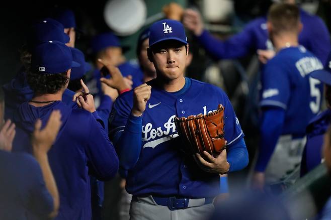 Los Angeles Dodgers starting pitcher Shohei Ohtani arrives in the dugout before a baseball game against the Houston Astros in Houston, Tuesday, May 5, 2026. (AP Photo/Ashley Landis)







<저작권자(c) 연합뉴스, 무단 전재-재배포, AI 학습 및 활용 금지>