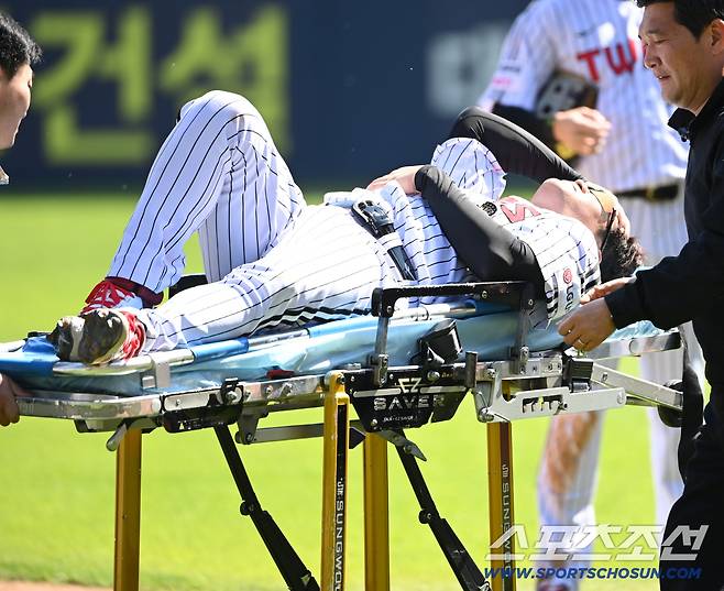 5일 잠실야구장에서 열린 두산과 LG의 어린이날 매치. 4회초 1사 문보경이 안재석의 땅볼 타구를 수비하다 발목이 꺾여 병원으로 이송되고 있다. 잠실=허상욱 기자wook@sportschosun.com/2026.05.05/