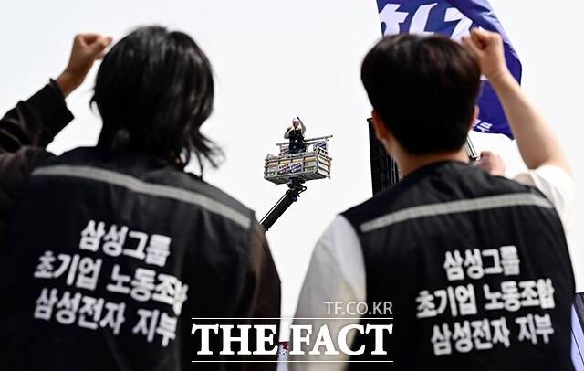 삼성전자 노조가 지난달 23일 경기 평택시 삼성전자 평택사업장에서 투쟁 결의대회를 하는 모습. /임영무 기자