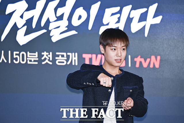 박지훈이 웍을 돌리는 포즈를 하고 있다.