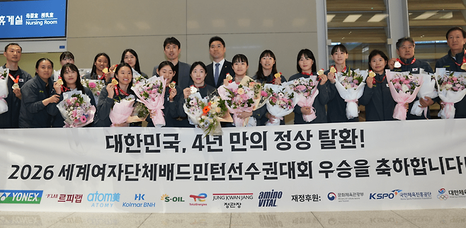 김동문 대한배드민턴협회 회장과 박주봉 한국 대표팀 감독이 귀국 후 선수들과 우버컵 우승의 기쁨을 나누고 있다. 대한배드민턴협회 제공