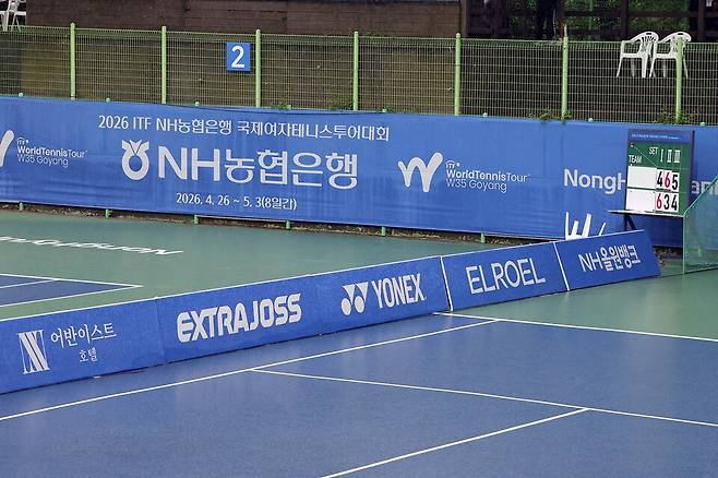 5월 3일. 3세트 5-4 상황에서 중단됐던 ITF 농협은행 고양 여자단식 결승전.. 코트는 젖어있고, 스코어보드 위 명패는 이미 이동 준비로 인해 철거됐다