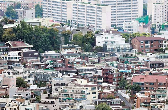 서울 중구 남산에서 내려다 본 빌라 밀집지역. 법원 경매 시장에 최근 빌라가 쏟아지고 있지만 전세사기 여파로 입찰자는 오히려 줄어 감정가 대비 반값 낙찰도 어렵지 않다. 전문가들은 상급지 부동산이 아니어도 팔릴만한 물건을 싸게 사면 수익을 기대할 수 있다고 말한다. /연합뉴스