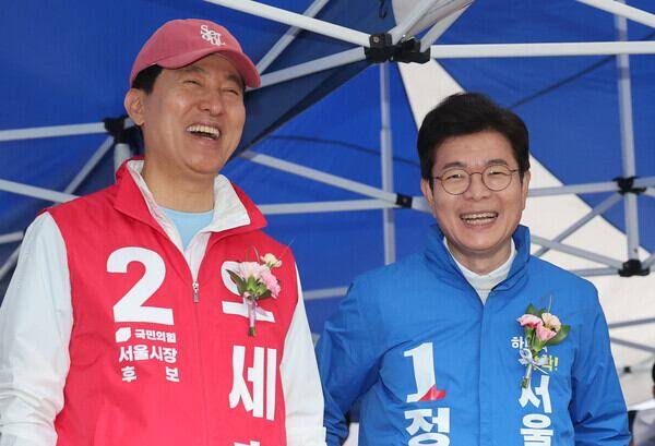 정원오 더불어민주당 서울시장 후보(오른쪽)와 오세훈 국민의힘 서울시장 후보가 3일 오전 서울 용산구 효창운동장에서 열린 제44회 서울특별시장기 축구대회 개회식에 참석해서 웃고 있다. /뉴스1