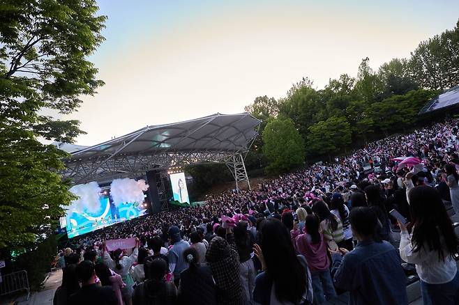 지난 5일 아일릿이 서울 어린이대공원에서 개최한 무료 공연. /빌리프랩