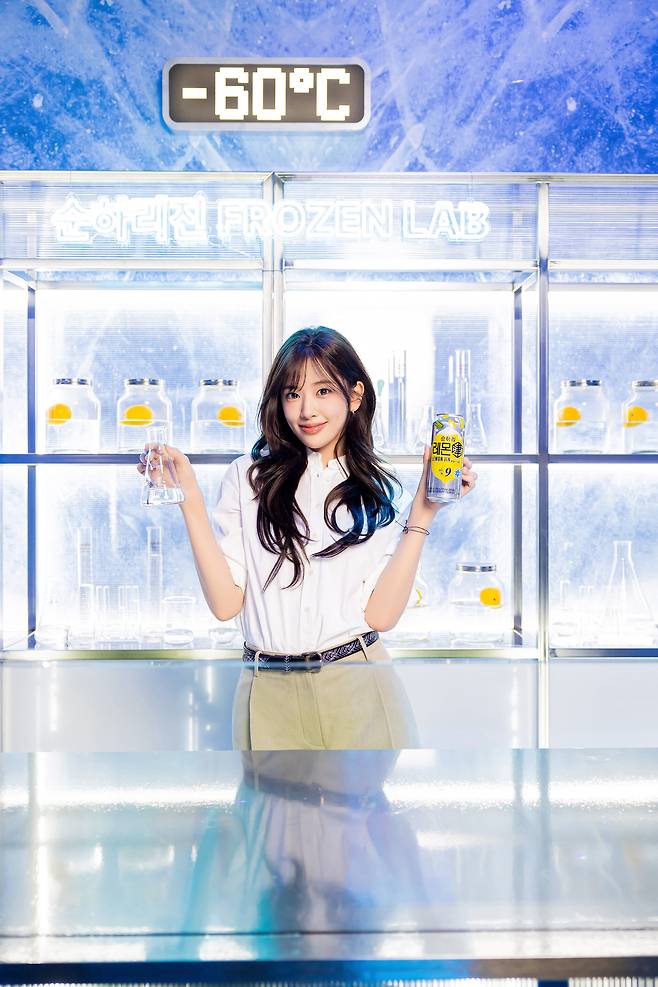 안유진이 30일 성수동 ‘순하리찐 아일랜드’를 방문해 원물의 더 진한 맛을 구현하기 위한 동결 공법을 시각화한 ‘꽁꽁 얼었섬’에서 ‘순하리 진’ 제품을 들어 보이며 포즈를 취하고 있다. /롯데칠성음료 제공