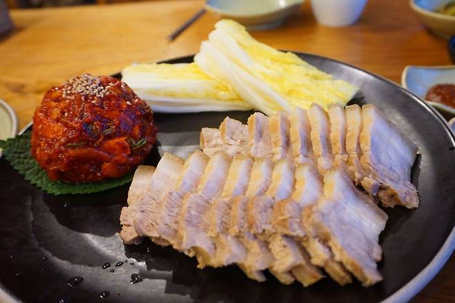 다양한 사이드 메뉴와 함께 깊은 메밀의 향을 느낄 수 있는 샘밭막국수. 사진 네이버지도 샘밭막국수 본점 업체 등록 사진