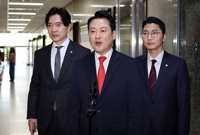 장동혁 대표가 6일 국회 당 대표실에서 우원식 국회의장과 면담을 마친 뒤 기자들 질의에 답하고 있다. 연합뉴스