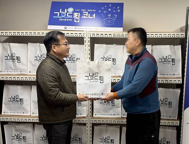 그냥드림 사업 꾸러미 배부 모습